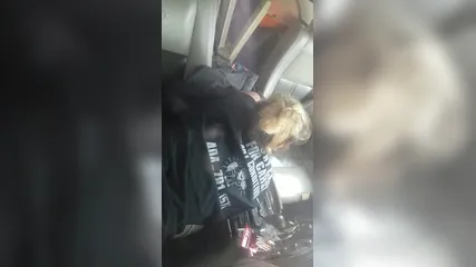 Негр трахает женщину с большой жопой раком в салоне авто