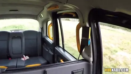 Сумасшедшая блондинка в машине сосёт пенис и ебется в выбритую пизденку с разгневанным таксистом