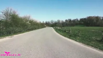 Блондинку в спорткаре ждет встреча с трахарем