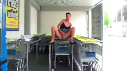 Худая зрелка с маленькими сиськами наслаждается глубоким фистингом от мужа в машине