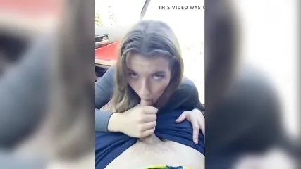 Молодая блондинка с большими дойками ебется в выбритую пилотку со своим чуваком в машине