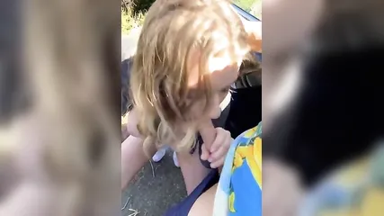 Молодая блондинка с большими дойками ебется в выбритую пилотку со своим чуваком в машине