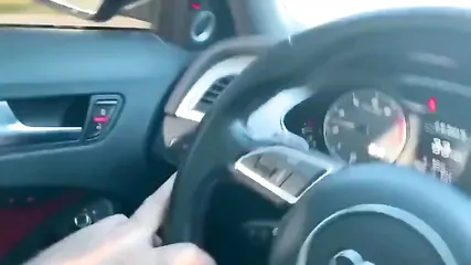 Грудастая тетка сосет член в автомобиле