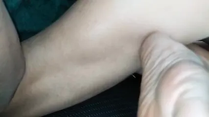 Старая латинка старательно дрочит лохматую пизденку в машине и дает трахаться в сырую дырочку