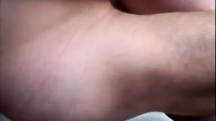 Пузатый мужик щупает попку старой пассажирке, раздевает до чулок и имеет в машине