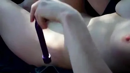 Голая женщина с пышными буферами уселась мокрой пизденкой на рычаг коробки передач