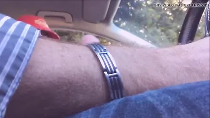 Прыткая молодуха в кепке дрочит хуй незнакомому водителю в движущемся автомобиле