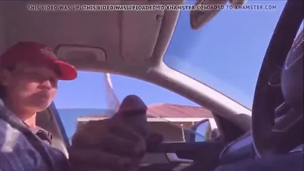 Прыткая молодуха в кепке дрочит хуй незнакомому водителю в движущемся автомобиле