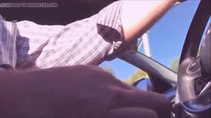 Прыткая молодуха в кепке дрочит хуй незнакомому водителю в движущемся автомобиле