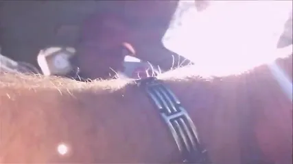 Прыткая молодуха в кепке дрочит хуй незнакомому водителю в движущемся автомобиле