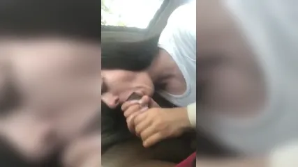 Возбужденная белая шлюха в одежде дрочит двумя руками хуй и делает негру глубокий минет