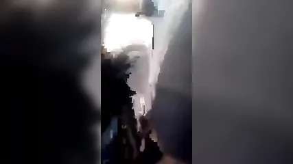 Раскрепощенная мусульманка бодро отсасывает водителю такси в машине на полном ходу