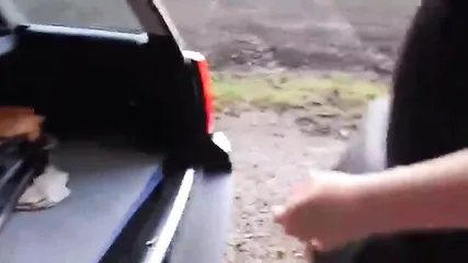 Жирная молодуха отсасывает незнакомцу на трассе и отдается в пизду прямо в багажнике авто