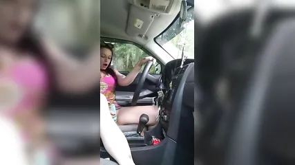 Распутная нимфоманка без трусиков задорно дрочит пизденку в машине интимной игрушкой