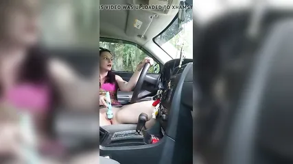 Распутная нимфоманка без трусиков задорно дрочит пизденку в машине интимной игрушкой