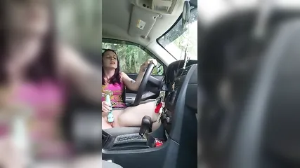 Распутная нимфоманка без трусиков задорно дрочит пизденку в машине интимной игрушкой