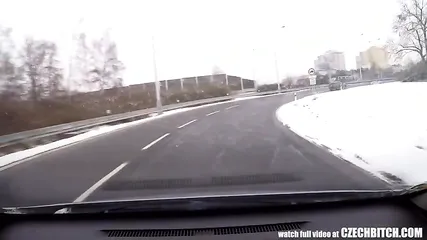 Знойная проститутка отдается по полной в автомобиле взрослого мужика