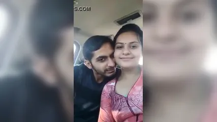 Соблазнительная молодая индийская пара любит ебаться в машине и в уютной спальне