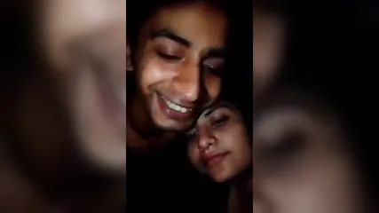 Соблазнительная молодая индийская пара любит ебаться в машине и в уютной спальне