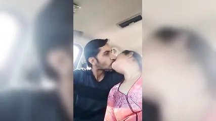 Соблазнительная молодая индийская пара любит ебаться в машине и в уютной спальне