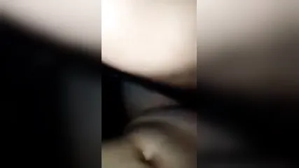 Соблазнительная молодая индийская пара любит ебаться в машине и в уютной спальне