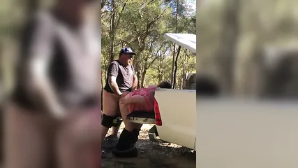 Жирная тетка с большой жопой ебется с любовником на природе и делает глубокий минет перед объективом