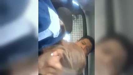 Смуглая полицейская отсасывает напряженный пенис коллеге в просторном служебном автомобиле