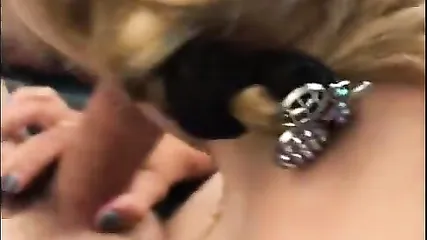 Неверная супруга отсасывает любовнику в просторной машине в конце скучного рабочего дня