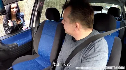 Брюнетка легкого поведения ублажает мужика по полной в его машине