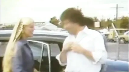 Жаркий ретро секс, порочная блондинка трахается в машине с мажором прямо на мойке