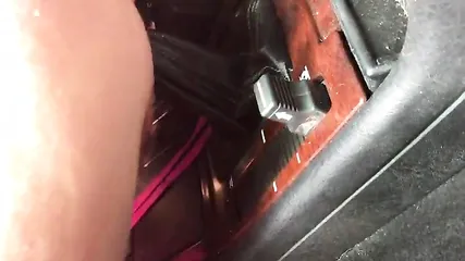 Распутная толстушка с жирной жопой мастурбирует пизденку в машине рычагом коробки передач