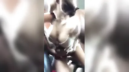 Азиат в очках трахнул рачком свою молоденькую подружку в папиной машине