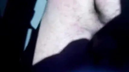 Жутко озабоченный водитель раздел тощую бабушку и страстно трахнул в автомобиле на заднем сидении