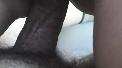 Упитанная пассажирка растягивает пилотку в машине и проглатывает кончу после секса