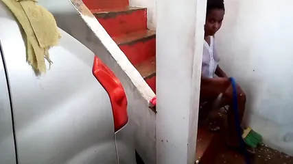 Эротичная негритянка в прозрачной майке закрылась в гараже, облилась водой и трясет натуральными дойками