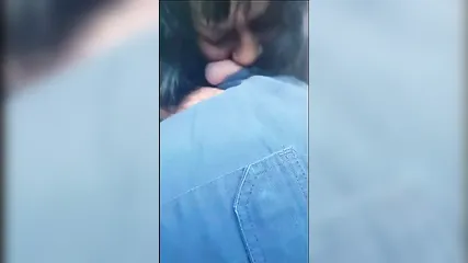 Черноволосая бабушка старательно делает горловой минет за деньги водителю такси в машине