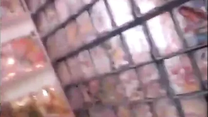 Упитанная мамочка разгуливает по городу без нижнего белья, заходит в магазин и обнажается перед продавцом