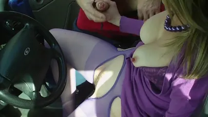 Зрелая немка сидя в авто дает незнакомцам поласкать ее киску и дрочит их члены