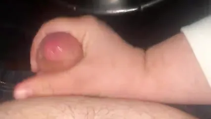 Игривая толстушка старательно дрочит короткий хуй водителю в машине и размазывает сперму по рукам