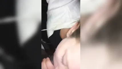 Зрелая брюнетка забралась к негру в машину, взялась за вялый хуй и отсасывает перед камерой