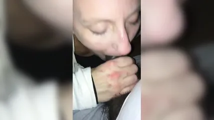 Зрелая брюнетка забралась к негру в машину, взялась за вялый хуй и отсасывает перед камерой