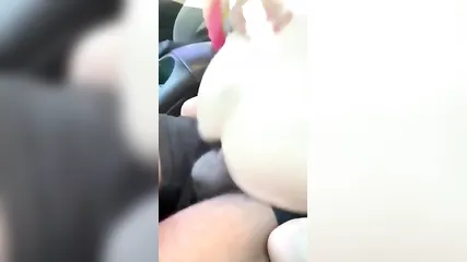 Распутная молодая телочка давно мечтала устроить грязный секс с негром в автомобиле