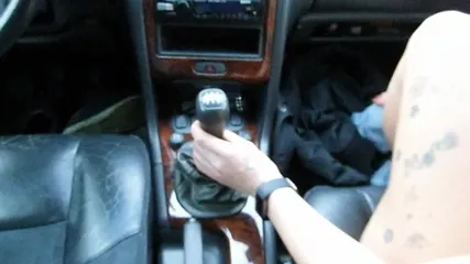 Грязная телочка дрочит пизду на рычаге коробке передач и страстно отсасывает водителю