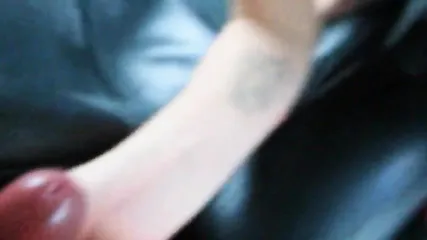 Грязная телочка дрочит пизду на рычаге коробке передач и страстно отсасывает водителю
