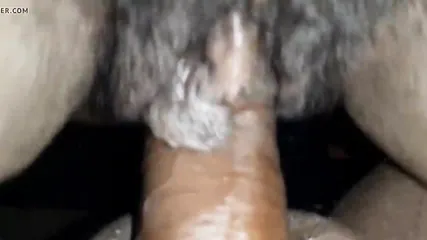 Сексуально раскрепощенная негритянка с небритой пиздой трахается в машине с другом семьи