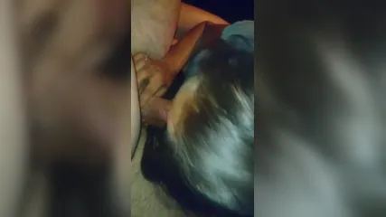 Грязная черноволосая бабушка отсасывает член и вылизывает яйца перед любительской камерой