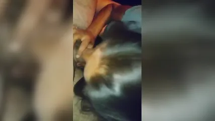 Грязная черноволосая бабушка отсасывает член и вылизывает яйца перед любительской камерой