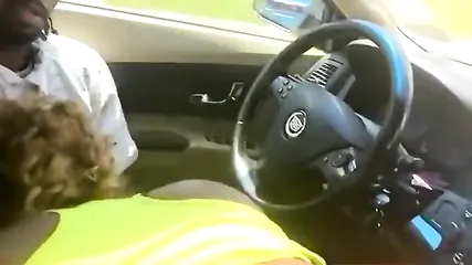 Негр с помощью селфи-палки снимает минет от своей жопастой подружки