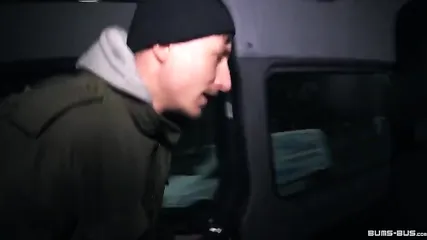 Грудастая неформалка трахается в автобусе с незнакомым парнем