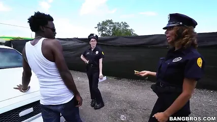Две девушки-полицейские наслаждаются черным членом задержанного